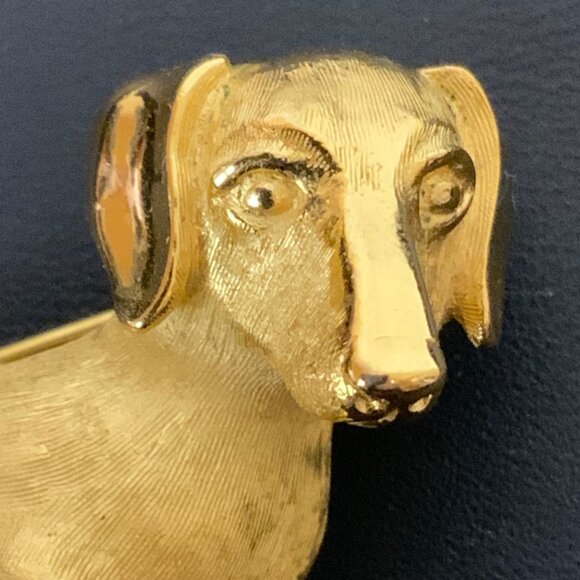 Vintage Crown Trifari Brushed Gold-Toned Dachshund Dog Brooch Pin - Picture 4 of 6